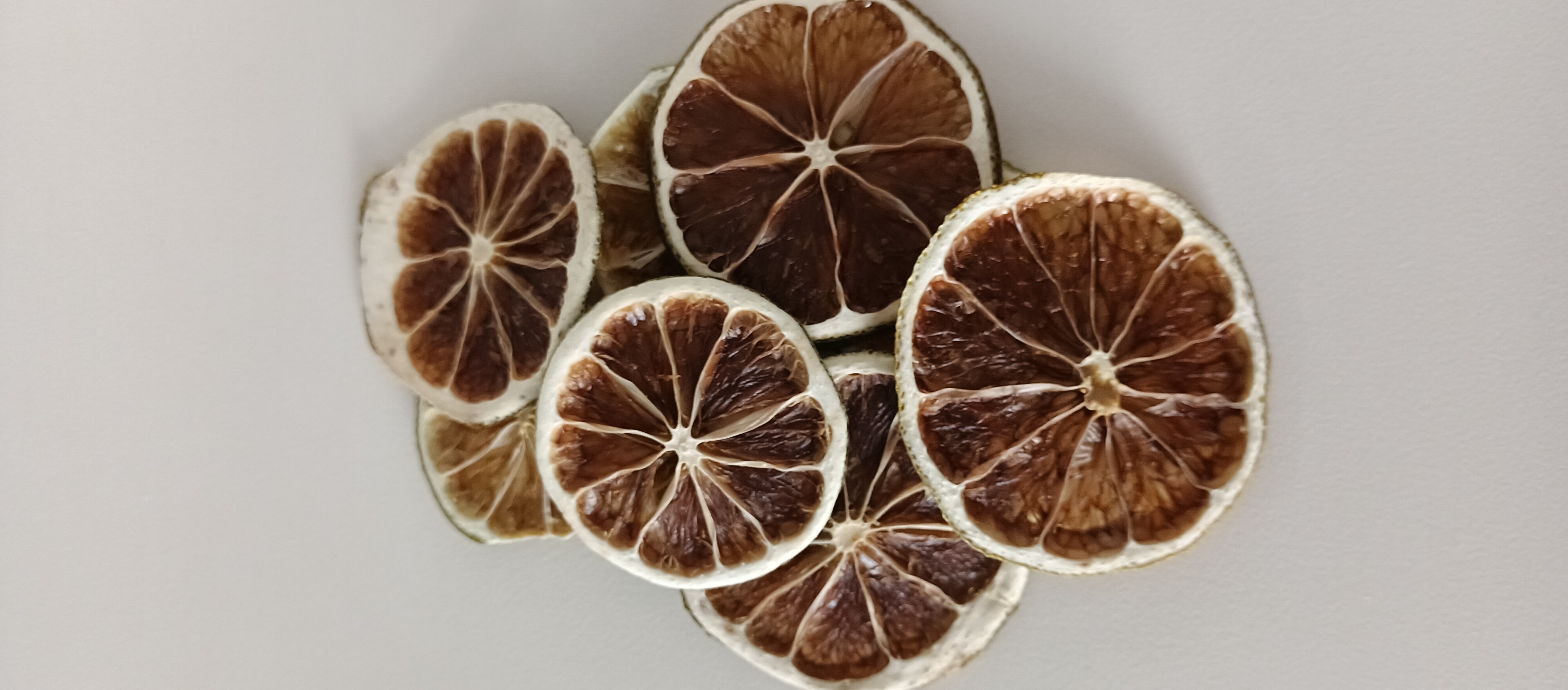 Detalle de rodajas cítricas deshidratadas listas para almacenar